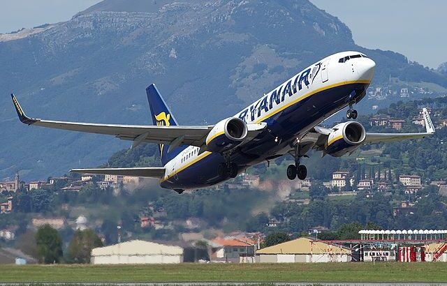 Ryanair UK adds fourteenth B737NG to AOC